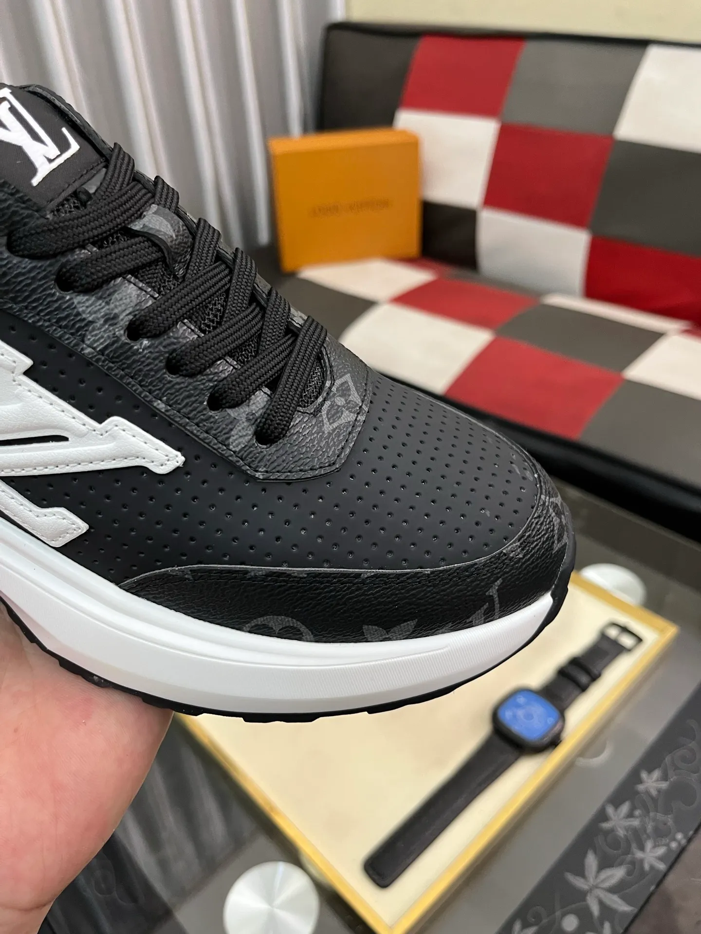 Men's shoes 💰458⌚️⌚️【LOUlS VUlTTON】Louis Vuitton ~ unique and casual style. LV counter purchasing 🏃casual shoes😍😍 Men's 2022 counters are on sale simultaneously, Italian imported brands select first-layer Italian cowhide. 🐑Sheepskin lining (refuses to discolor and rub feet) Sole: Original sole specially provided by the original factory 🎬Better in kind Size number: 38-443️⃣Colors available
